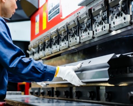 Technicien opérant le pliage des tôles pour le service Giga Steel de formage et transformation des métaux.