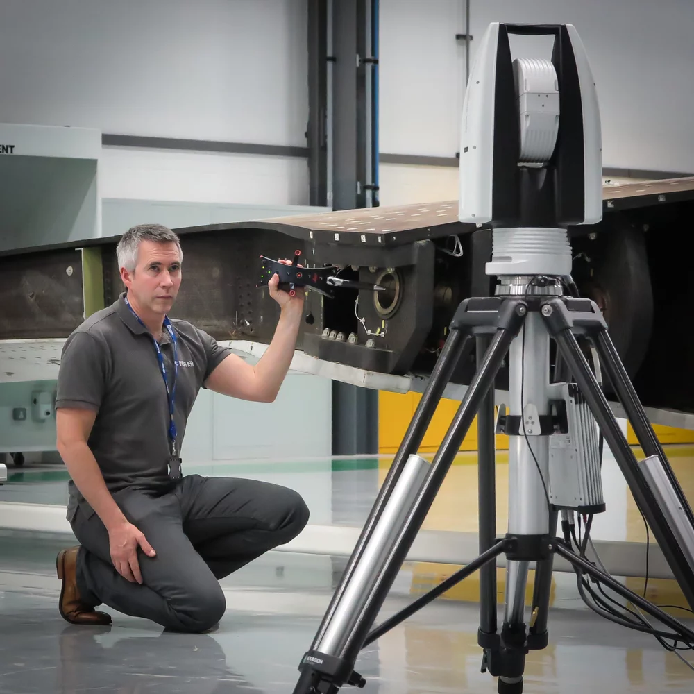 Ingénieur utilisant un appareil de métrologie 3D pour effectuer un contrôle métrologique des instruments de mesure