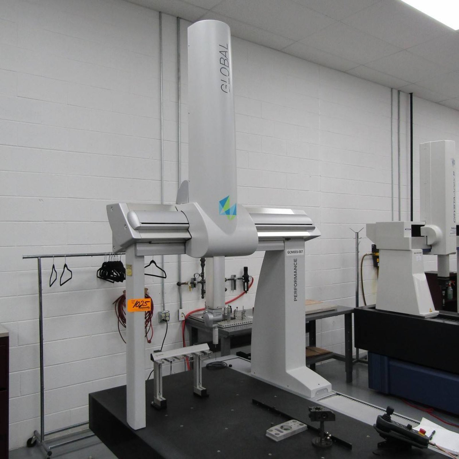 Machine de métrologie 3D utilisée pour le contrôle métrologique des instruments de mesure