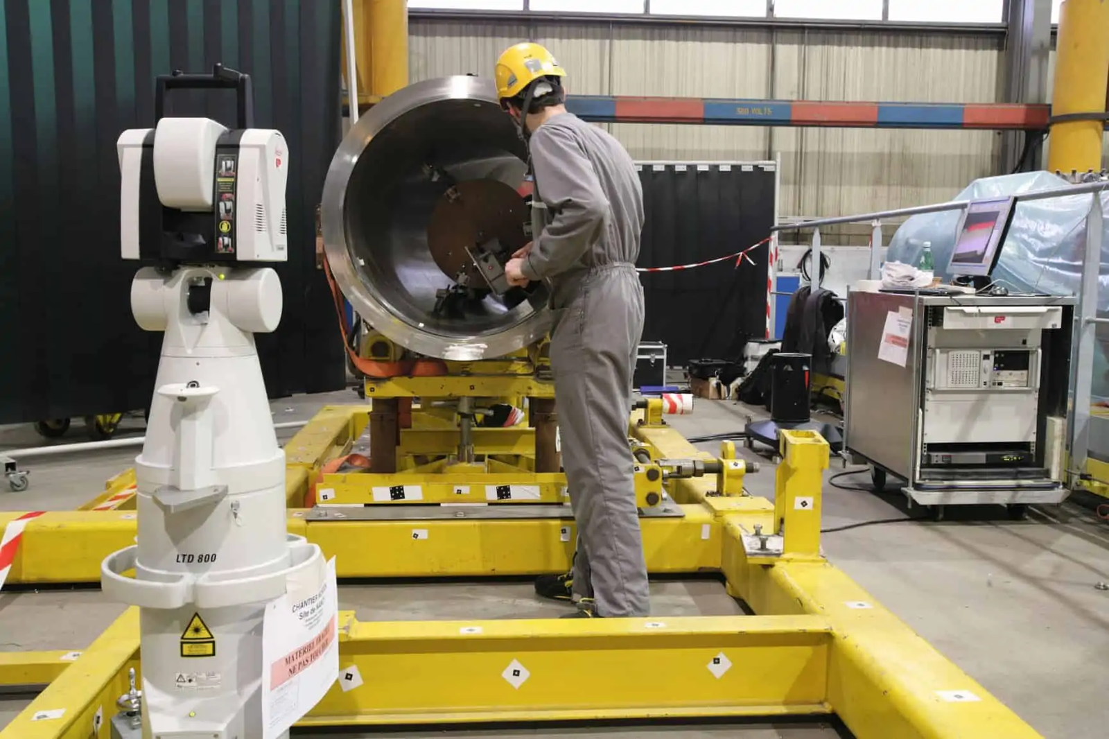 Homme effectuant un contrôle métrologique sur une machine