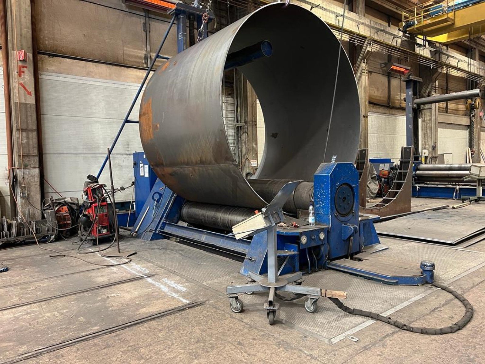 une mechine de roulage des tôles pour le service Giga Steel de formage et transformation des métaux.