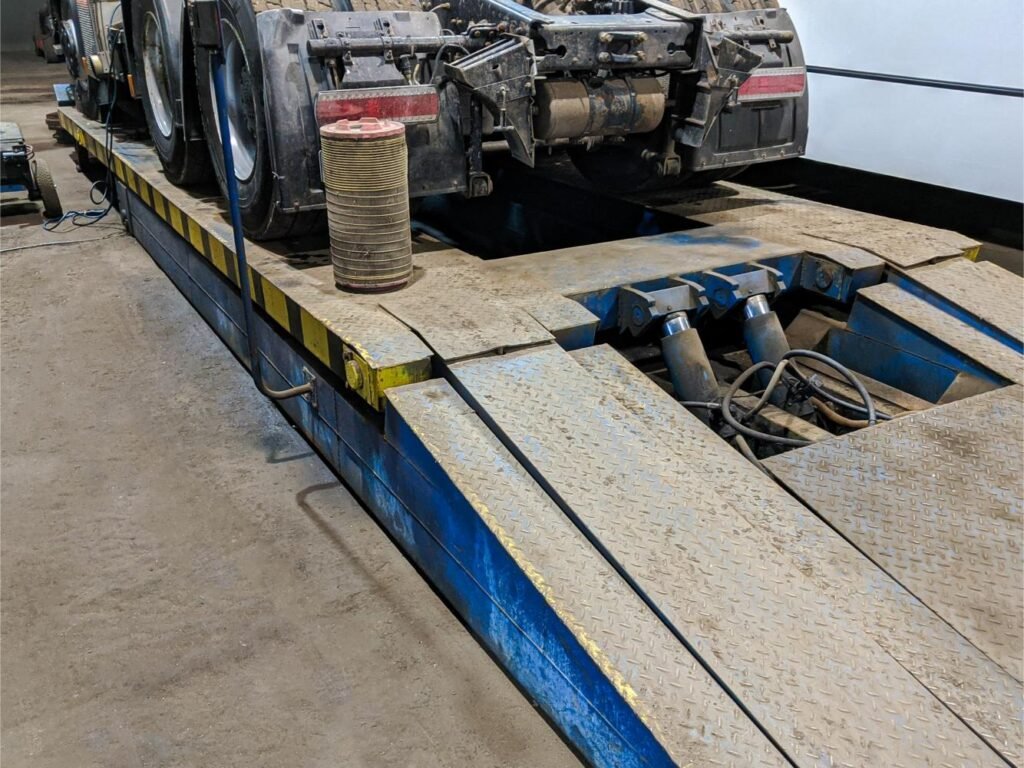 Camion en train d'être pesé sur pont bascule
