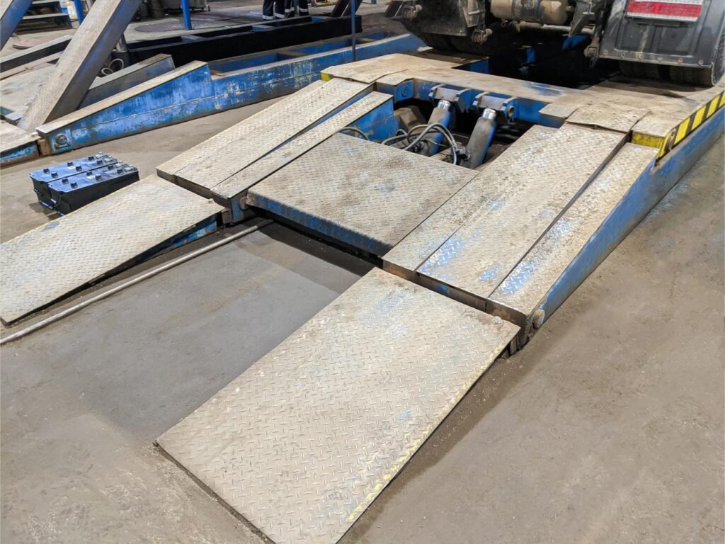 Pont bascule en acier supportant un camion