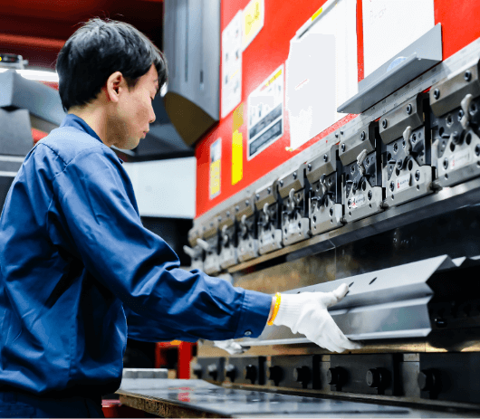 Personne tenant un outil de découpe laser pour le formage et la transformation des métaux.
