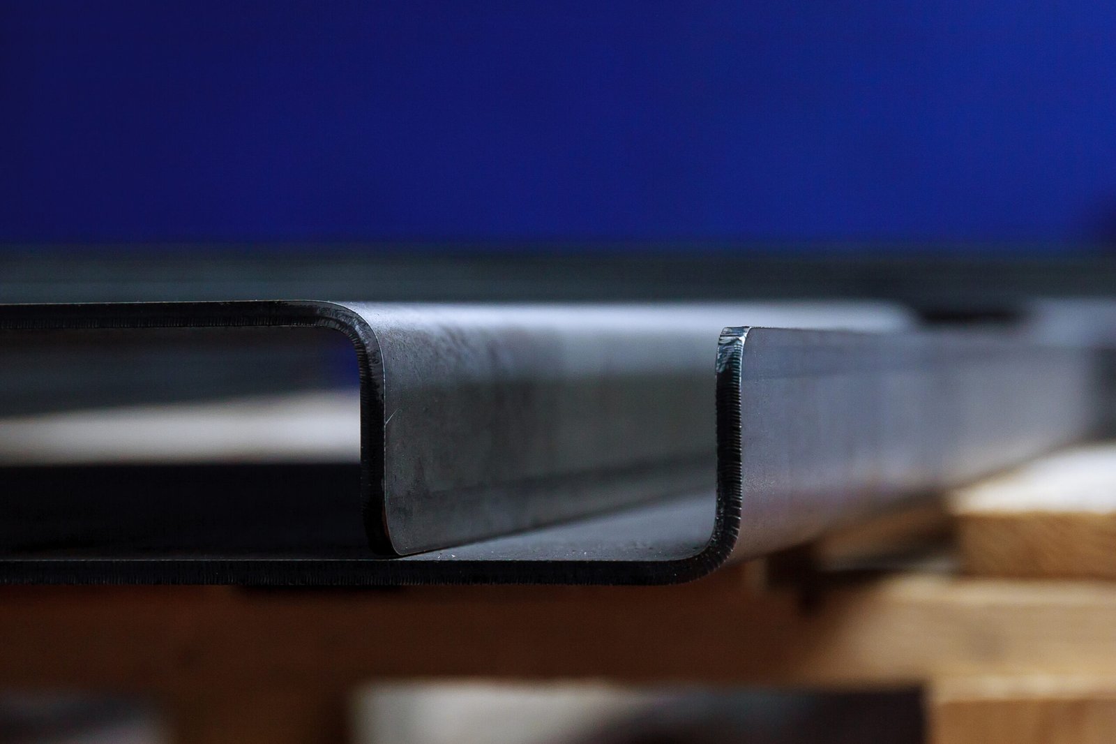 Profilé en acier cintré, montrant le processus de courbure pour des applications industrielles ou architecturales.