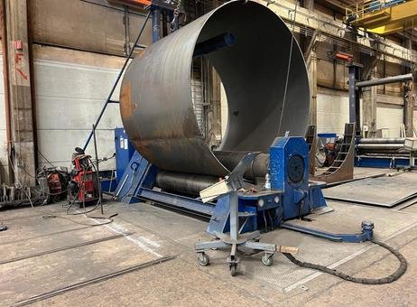 Tôle métallique en cours de cintrage chez Giga Steel, illustrant le processus de cintrage des tôles.