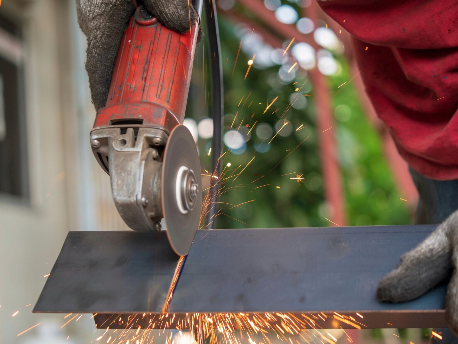 Ouvrier découpant une tôle avec précision dans un atelier de formage des métaux