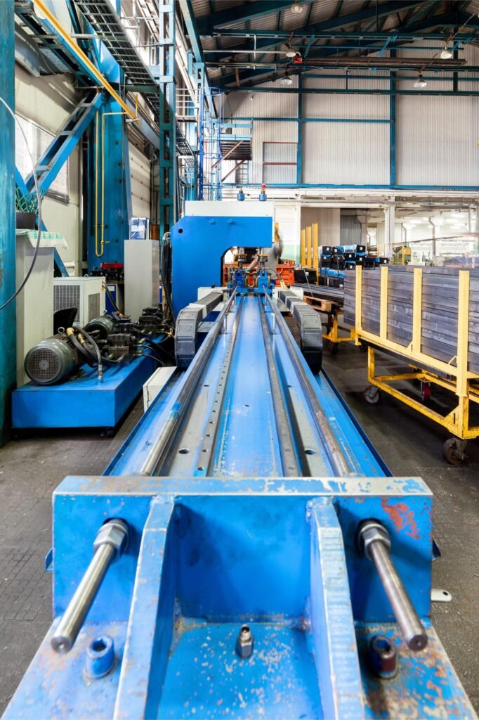 Poinçonneuse utilisée pour emboutir de longs profilés métalliques