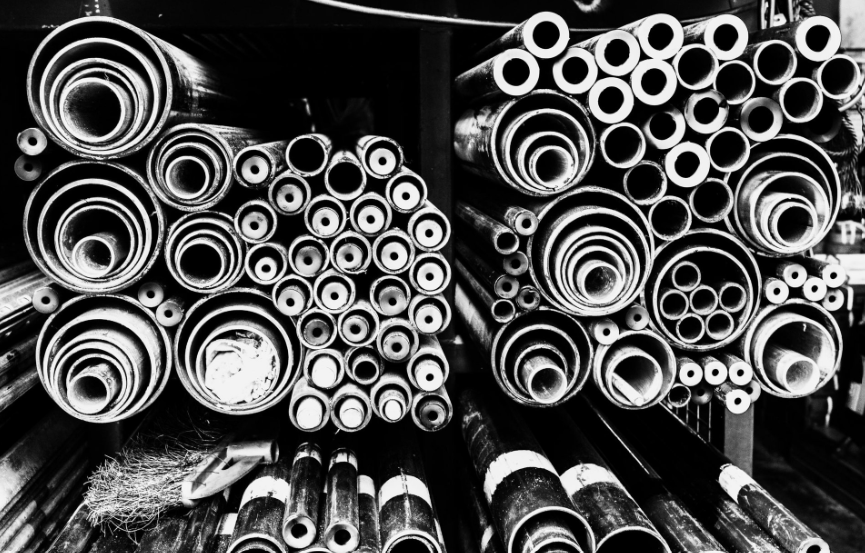 Différents types de tuyaux de tuyauterie empilés les uns sur les autres.