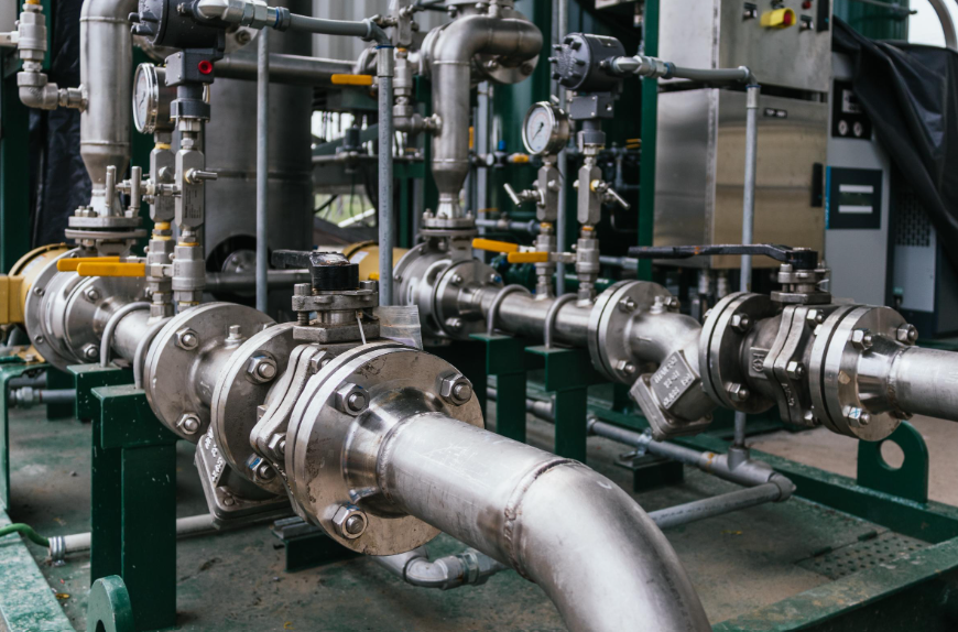 Grands tuyaux industriels pour la tuyauterie dans une usine.