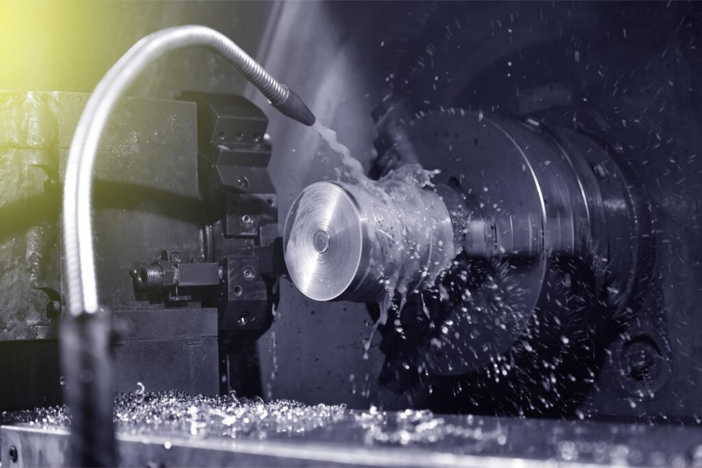 Une machine en train d'opérer sur une pièce métallique lors d'une opération de fraisage.