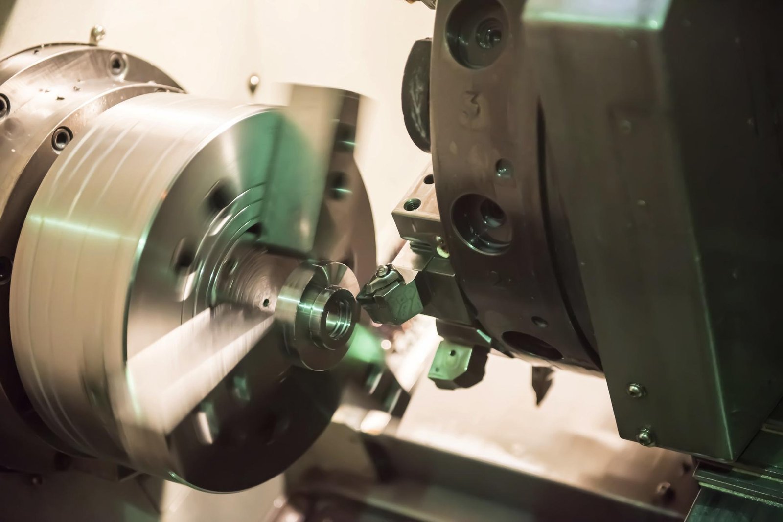 Opérateur travaillant sur des pièces métalliques dans un atelier de fabrication mécanique, utilisant des équipements sophistiqués.