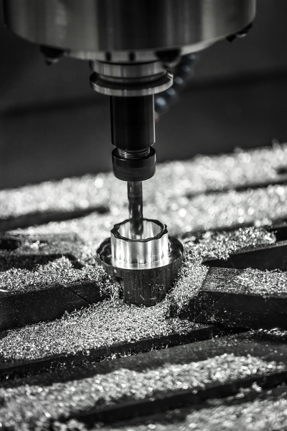 Fabrication de pièces en cours dans un Atelier de Fabrication Mécanique, montrant des machines de précision en action.