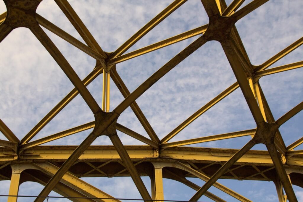 Structure métallique montrant des éléments en acier assemblés.