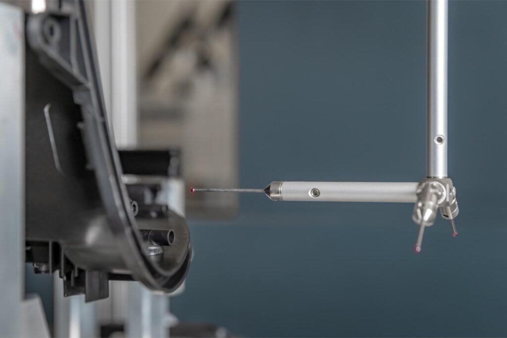 Machine à mesurer tridimensionnelle (MMT) en action, capturant la mesure 3D précise d'un objet pour assurer un contrôle qualité optimal.