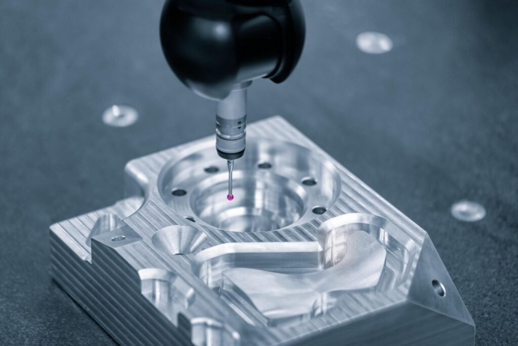 Machine à mesurer tridimensionnelle (MMT) effectue une mesure précise sur une pièce métallique complexe
