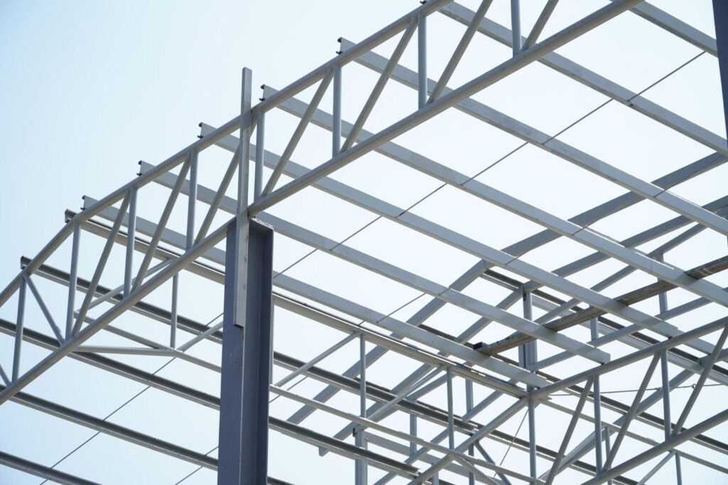 Détail d'une charpente métallique en acier, mettant en évidence la conception moderne et la durabilité de la structure.