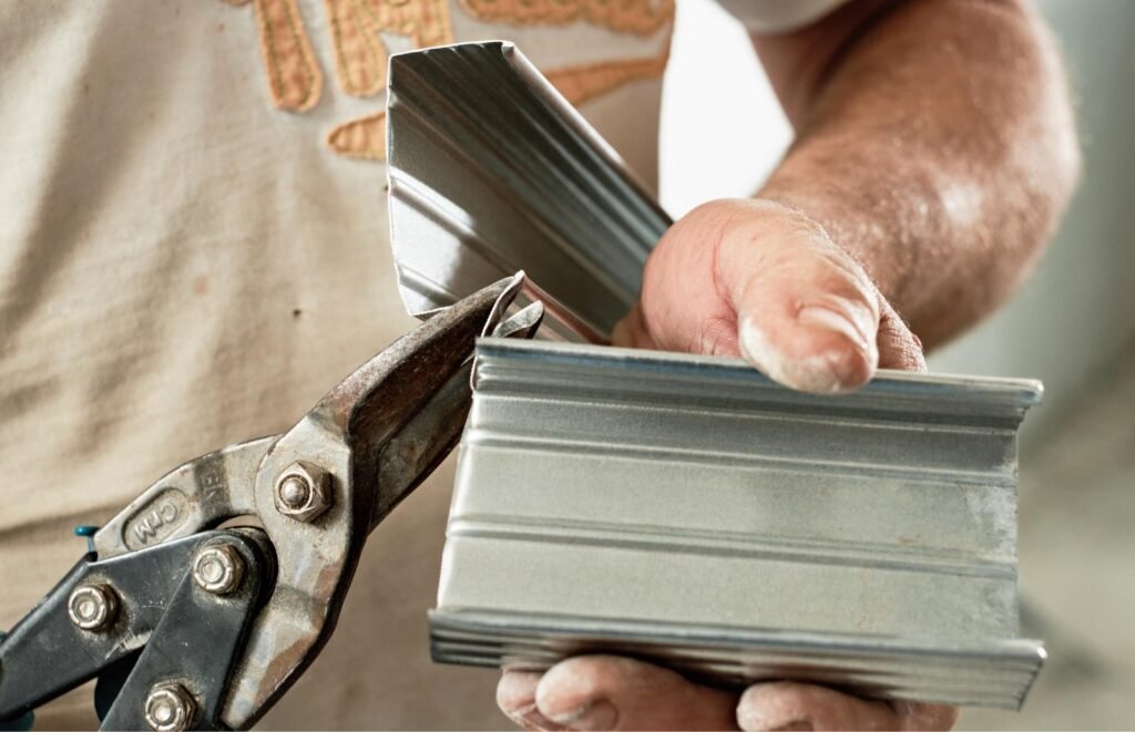 pliage des tôles à la main