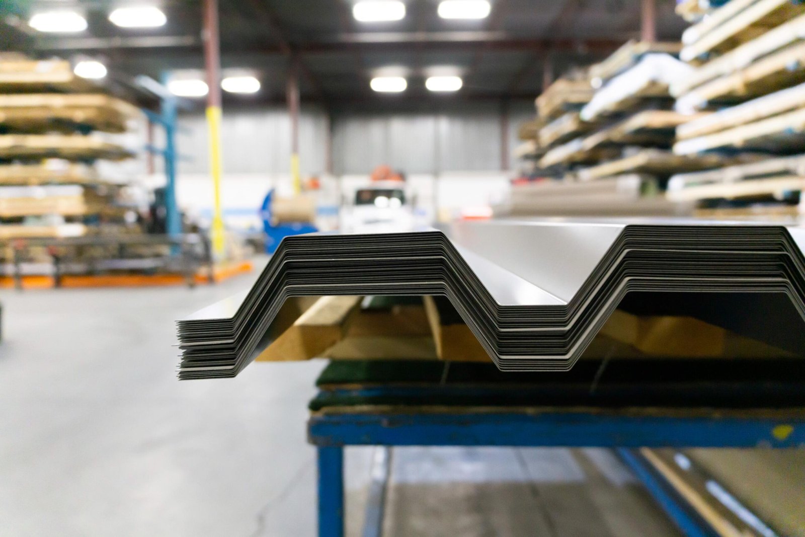 Pliage des tôles empilées dans un atelier industriel