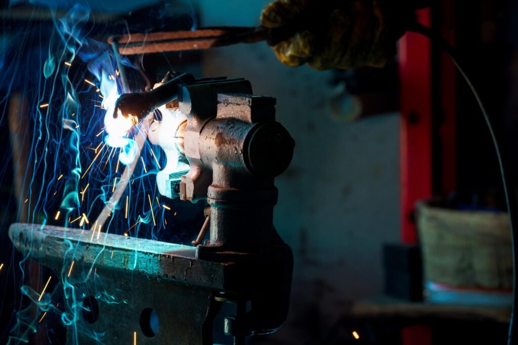 Soudure en action sur une plaque métallique
