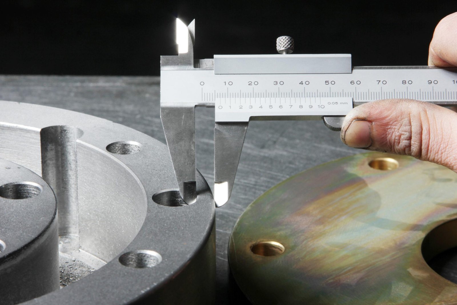 Ingénieur effectuant une analyse détaillée dans un laboratoire de contrôle 3D au Maroc, essentiel pour le contrôle qualité